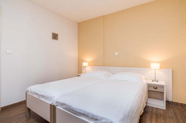 dvě dvoulůžkové ložnice a denní místnost - typ Apt. 4+2