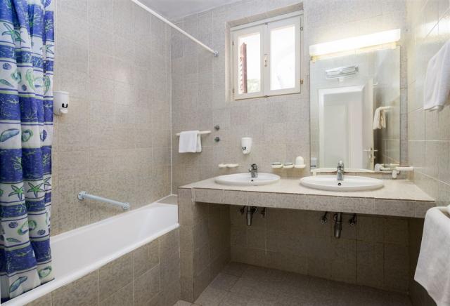 dvě dvoulůžkové ložnice a denní místnost - typ APT. 4+2 **