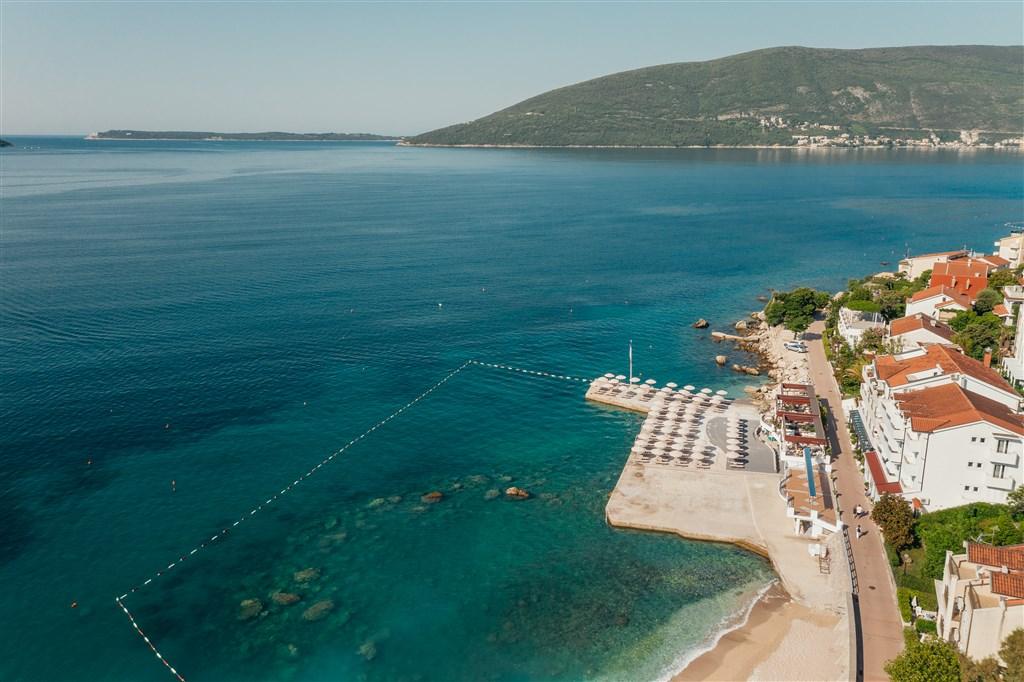 pohled na pláž Hotelu a Depandance PERLA, Herceg Novi