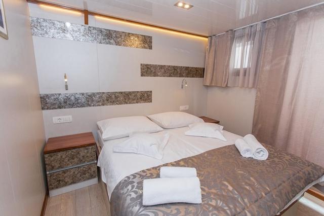 Moderní jachta PREMIUM SUPERIOR o délce cca 35-41 m s prostorno
