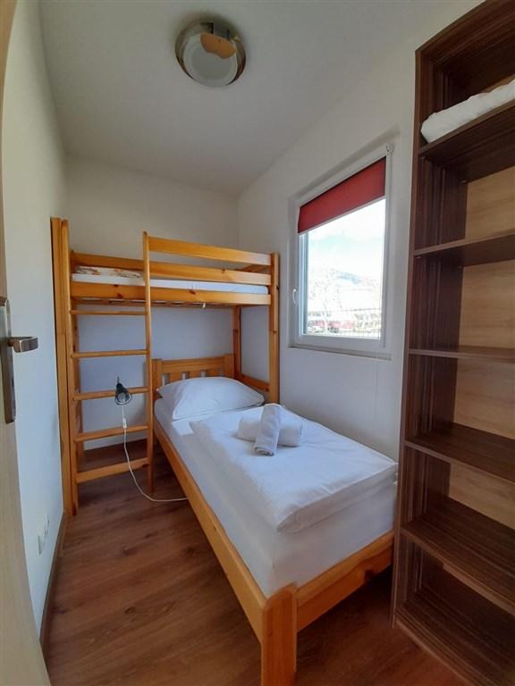 dvě dvoulůžkové a jedna jednolůžková ložnice, denní místnost -