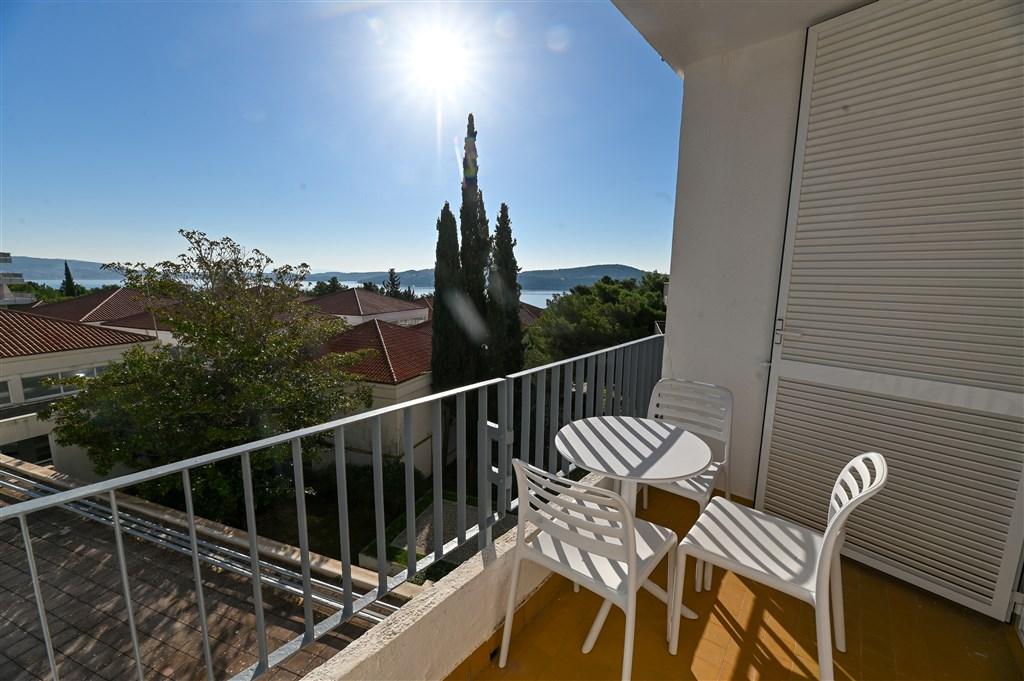 Trogir-Seget Donji-Hotel Medena-pokoj 2+1 BM-3*-18m2