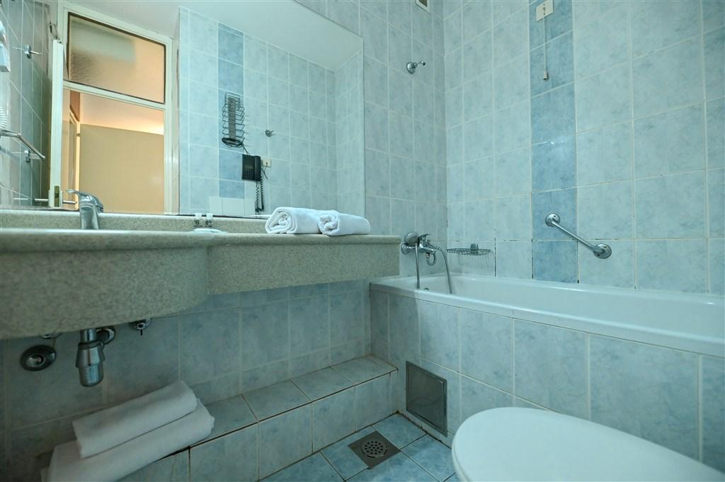 Trogir-Seget Donji-Hotel Medena-pokoj 2+1 BM-3*-18m2