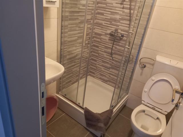 dvě dvoulůžkové ložnice (manželská postel + jednolůžko; patrová