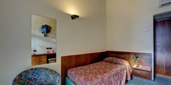 HOTELCRISTINA-CAMERASINGOLA-600X300.JPG