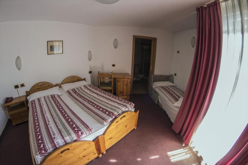 HOTEL-ALPEN-VILLAGE-LIVIGNO-CAMERA-TRIPLA-3_0.JPG