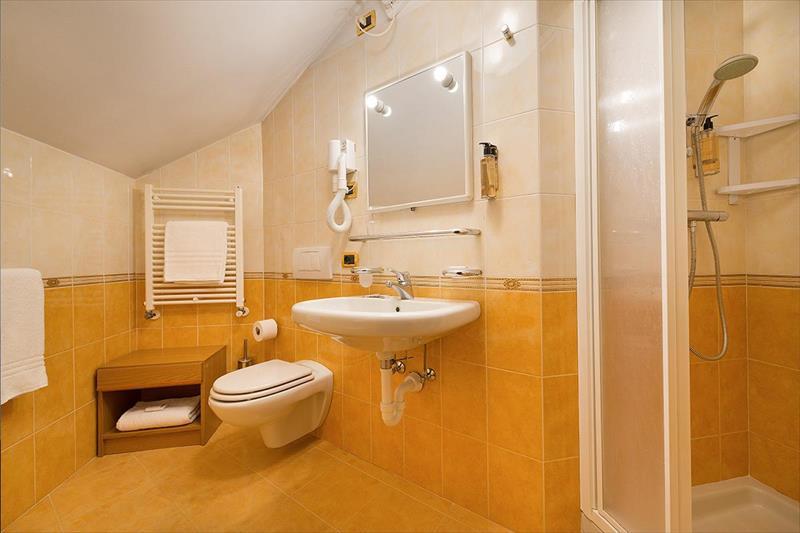 HOTEL-ALPEN-VILLAGE-LIVIGNO-CAMERA-TRIPLA-2.JPG