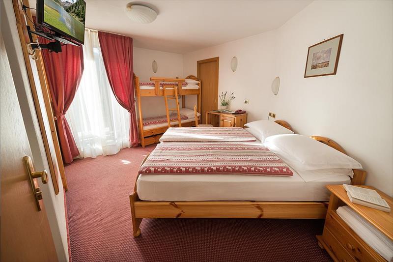 HOTEL-ALPEN-VILLAGE-LIVIGNO-CAMERA-QUADRUPLA-1.JPG