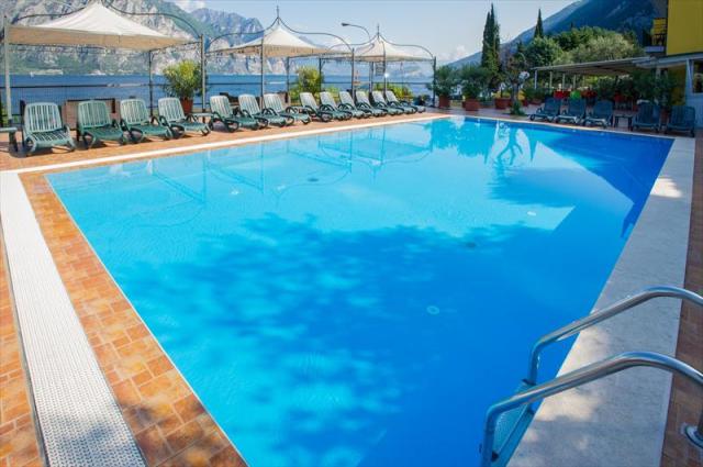 570_9_PISCINA.JPG