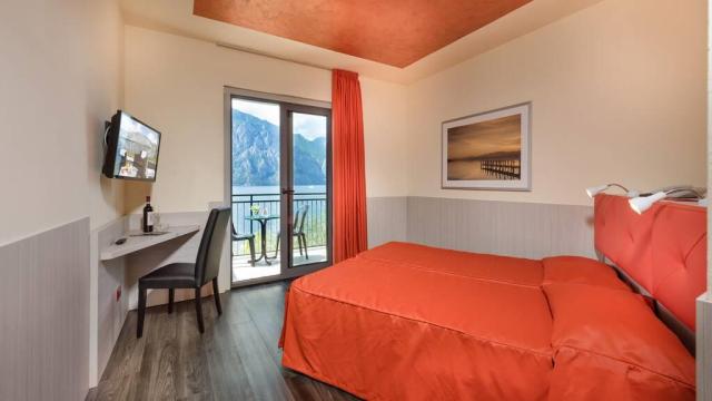 SOLE-MALCESINE-CAMERA-PANORAMA-2.JPG