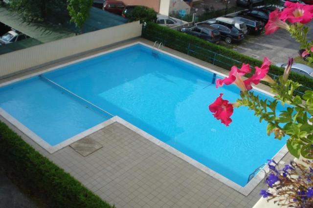 HOLIDAY-BAZEN-PISCINA.JPG
