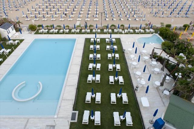 PISCINA-DALL-ALTO-E1376310010242.JPG