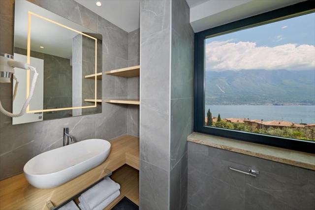 JUNIOR SUITE - VISTA LAGO7.JPG