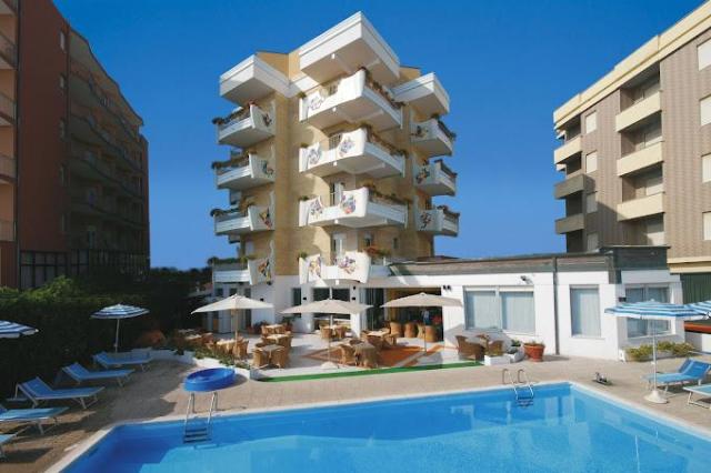 PISCINA-ESTERNA-BELLEVUE-PESARO-2.JPG