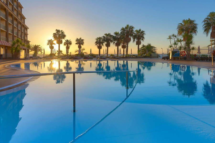 FOUR-VIEWS-OASIS-MADEIRA-HOTEL-FACHADA-E-PISCINA-E.JPG