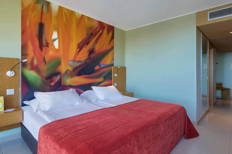 FOUR-VIEWS-OASIS-MADEIRA-HOTEL-QUARTO-VISTA-MAR-PA.JPG