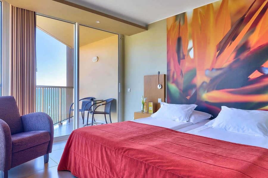 FOUR-VIEWS-OASIS-MADEIRA-HOTEL-QUARTO-VISTA-MAR-PA.JPG