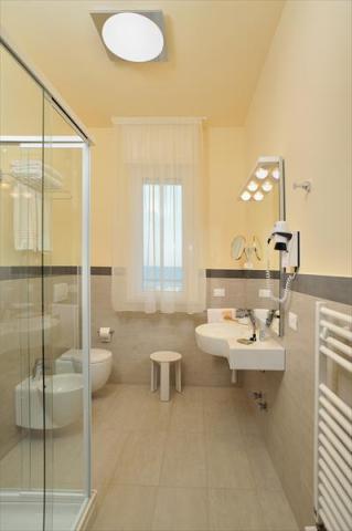 BATHROOM (2).JPG