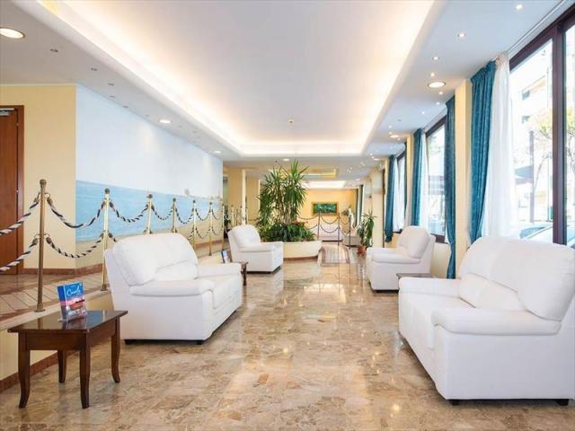 HALL-HOTEL-CAORLE.JPG