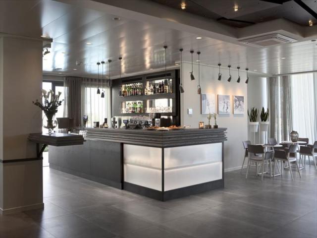 GALLERY_BAR2.JPG