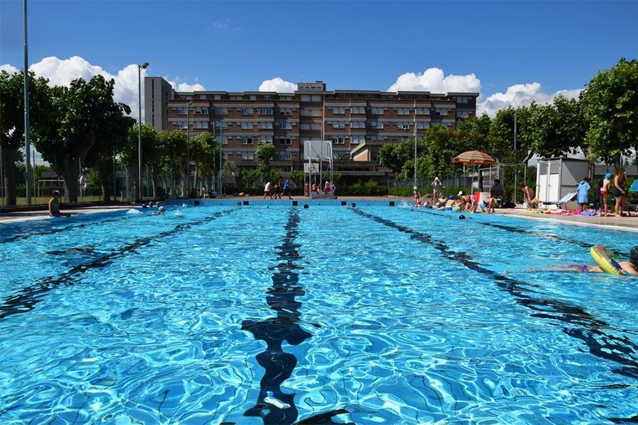 RAGAZZI-PISCINA.JPG