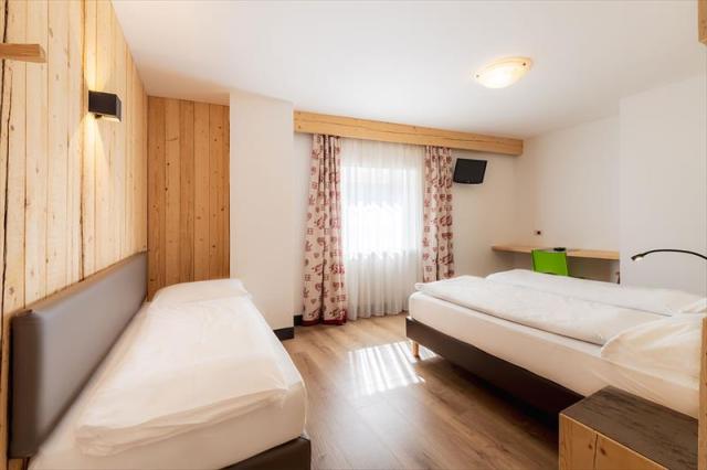 HOTEL ITALIA_CANAZEI STANDARD ROOM I.JPG