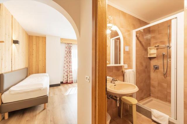 HOTEL ITALIA_CANAZEI STANDARD ROOM II.JPG