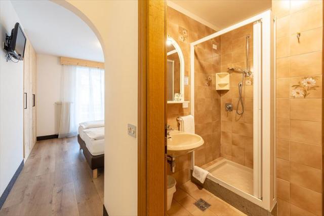 HOTEL ITALIA_CANAZEI STANDARD ROOM V.JPG