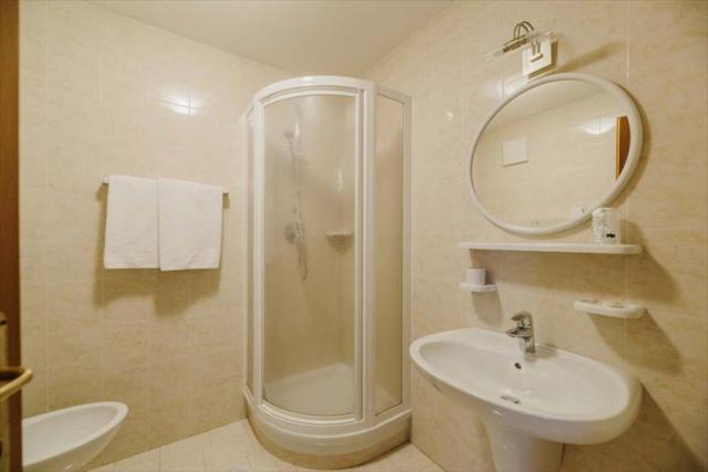 HOTELROSA-CAMERA  BAGNO I.JPG