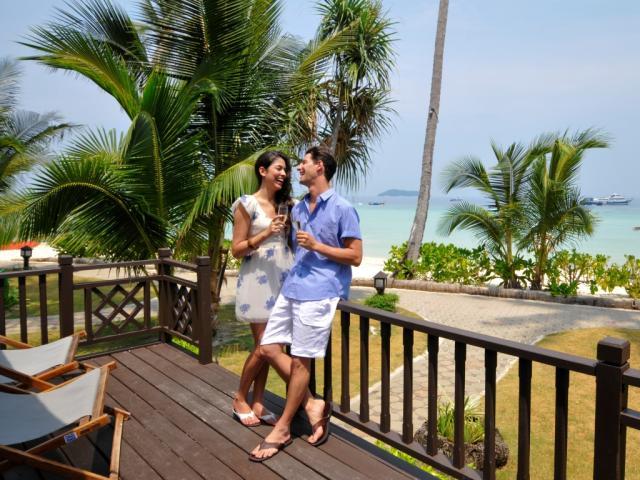 Kombinace - Holiday Inn Resort ****, Phi Phi - pláž Laem Tong, 