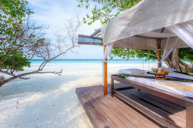Kombinace - Holiday Inn Resort ****, Phi Phi - pláž Laem Tong, 