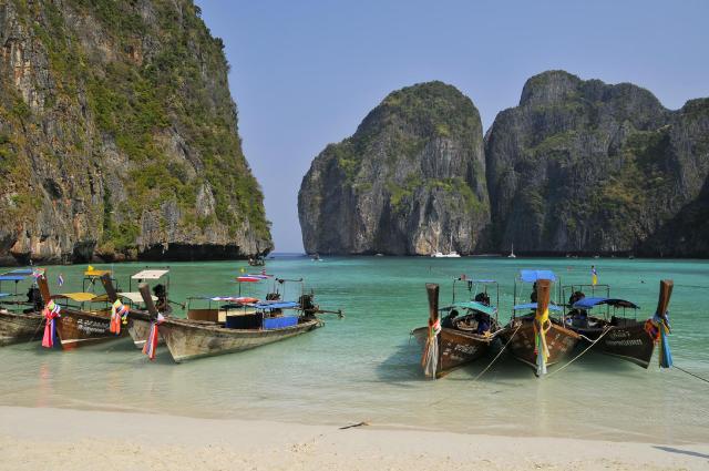 Kombinace - Holiday Inn Resort ****, Phi Phi - pláž Laem Tong, 