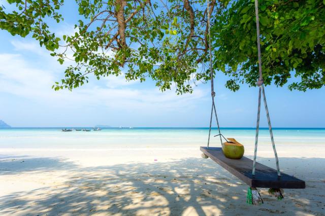 Kombinace - Holiday Inn Resort ****, Phi Phi - pláž Laem Tong, 