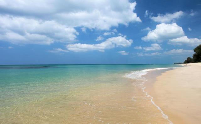Kombinace - Santhiya Puket Natai Resort & SPA ***** - pláž Nata