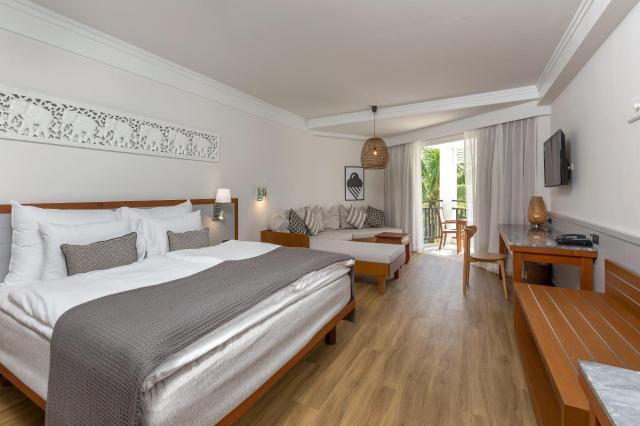 Kombinace - Sunwing Bangtao Beach ****, Phuket, Bangkok Palace 