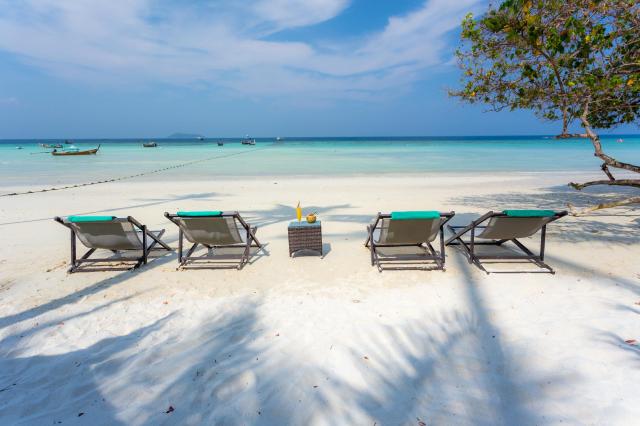 Kombinace - Holiday Inn Resort ****, Phi Phi - pláž Laem Tong, 