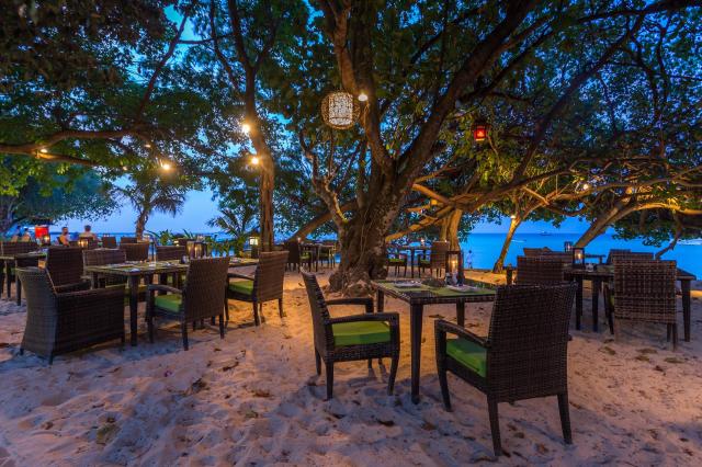 Kombinace - Holiday Inn Resort ****, Phi Phi - pláž Laem Tong, 