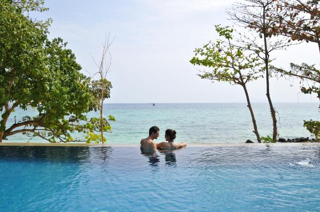 Kombinace - Holiday Inn Resort ****, Phi Phi - pláž Laem Tong, 