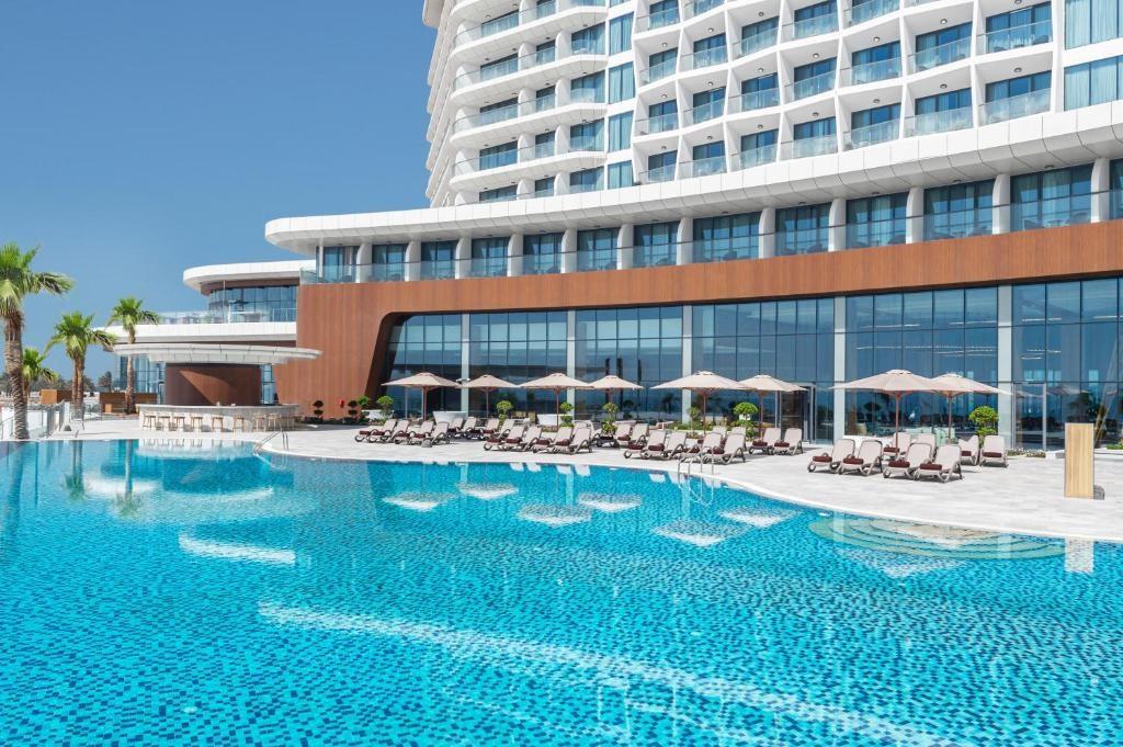 (Exteriér) - Pohled na hotel přes bazén
