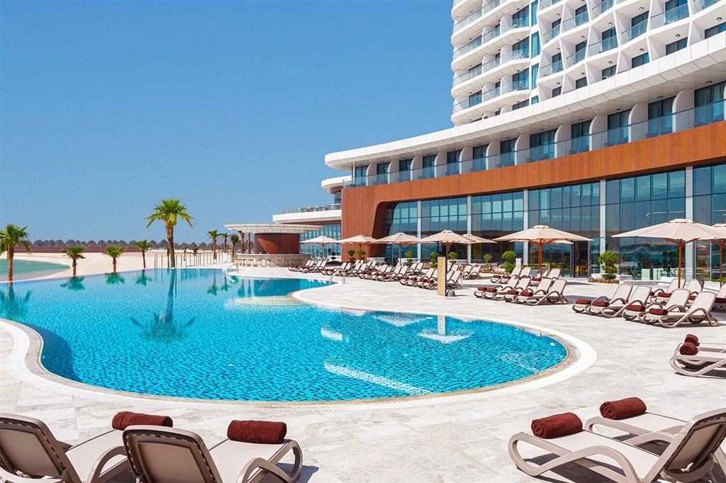 (Exteriér) - Pohled na hotel přes bazén