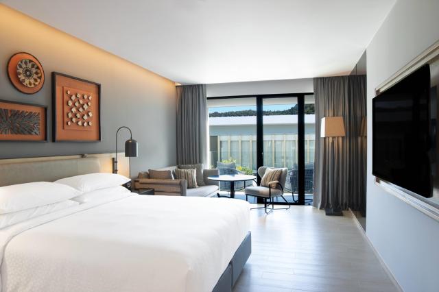 Four Points by Sheraton Patong Phuket Beach Resort