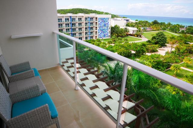 Gran Muthu Almirante Beach
