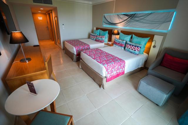 Gran Muthu Almirante Beach