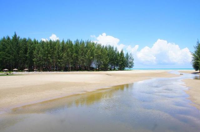 Apsara Beachfront Resort and Villa