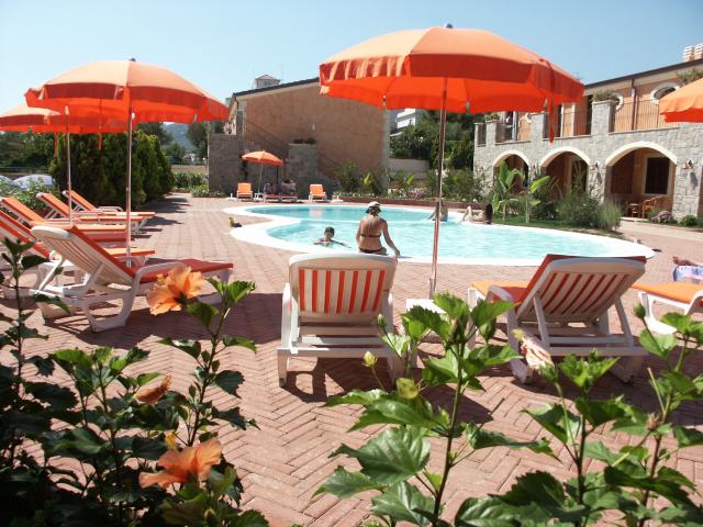 Piscina Con solarium