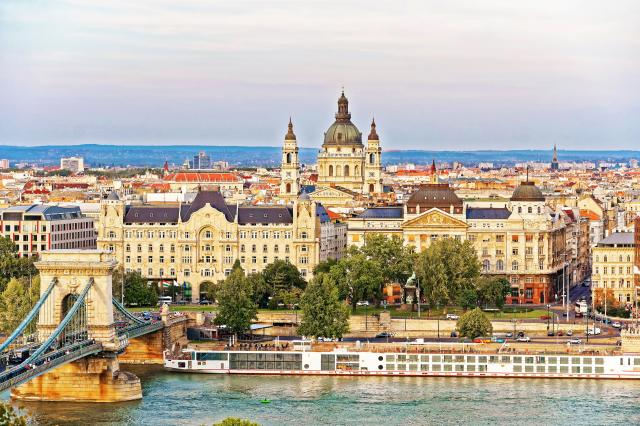 Budapešť - Széchenyiho řetězový most a bazilika sv. Štěpána