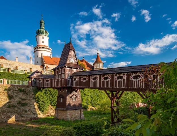 Zámek v Novém Městě nad Metují s architekturou Dušana Jurkoviče