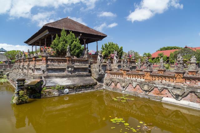Bali - plovoucí pavilon v královském paláci Klungkung