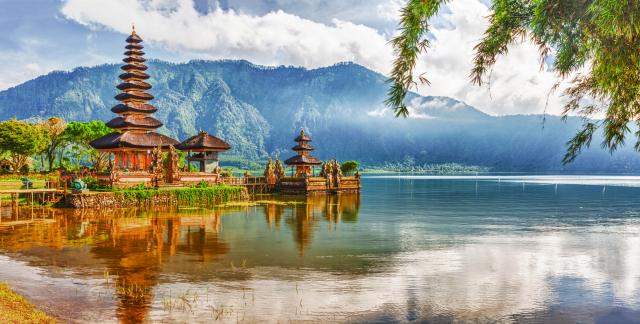 Bali - chrám Ulun Danu na břehu jezera Bratan