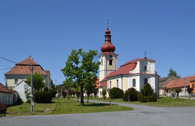 Česko-Santini-Horni Bobrova-2560px-Horní_Bobrová_-_náves_s_kost